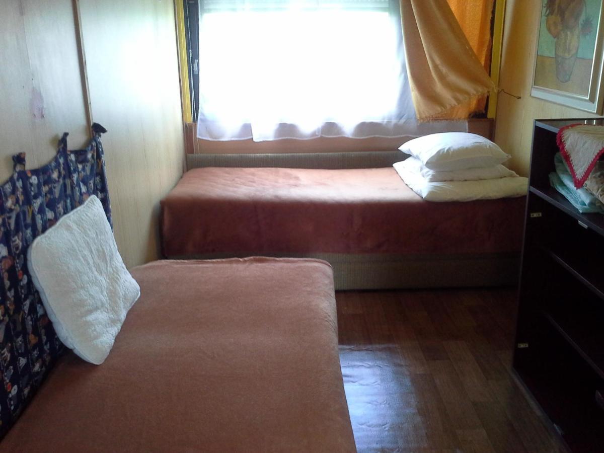 Utulny Privat Apartment Velky Meder Exterior photo