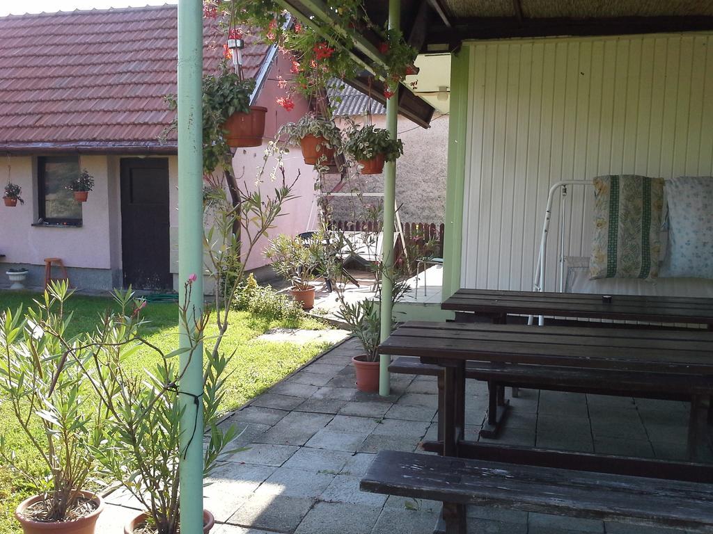 Utulny Privat Apartment Velky Meder Exterior photo