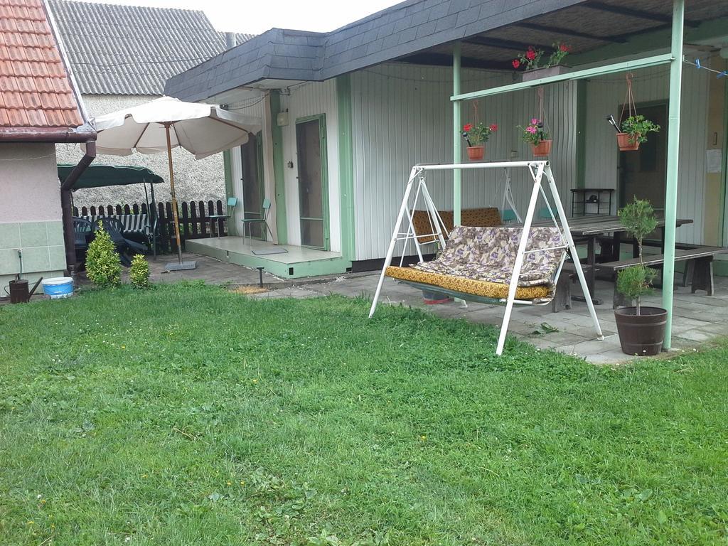 Utulny Privat Apartment Velky Meder Exterior photo