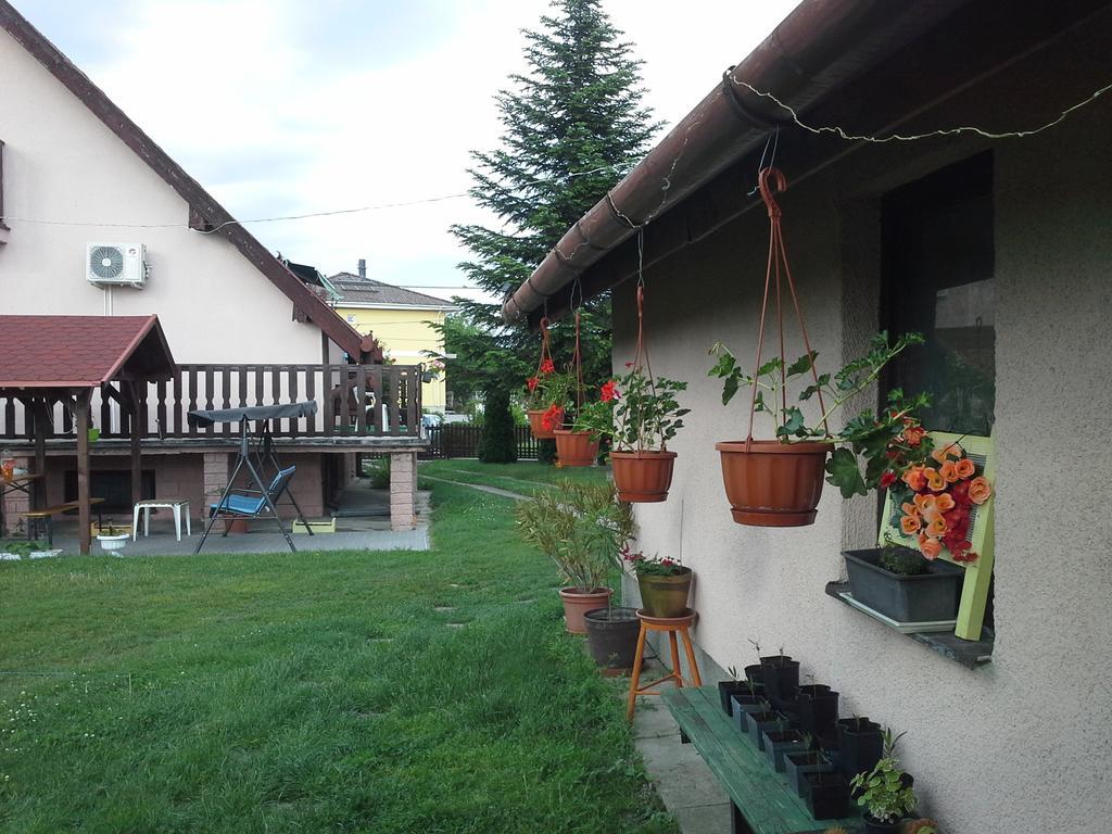 Utulny Privat Apartment Velky Meder Exterior photo