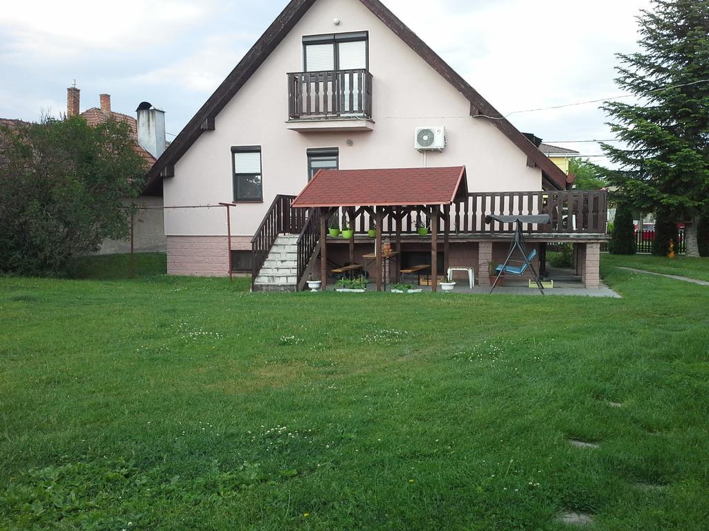 Utulny Privat Apartment Velky Meder Exterior photo