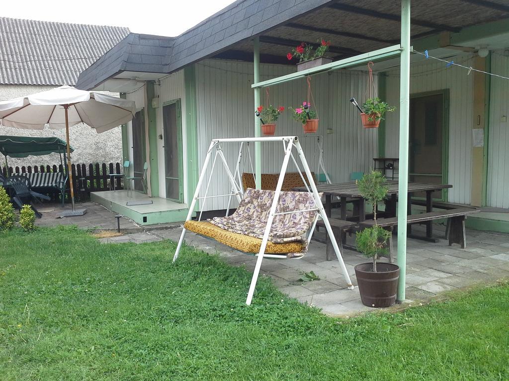 Utulny Privat Apartment Velky Meder Exterior photo