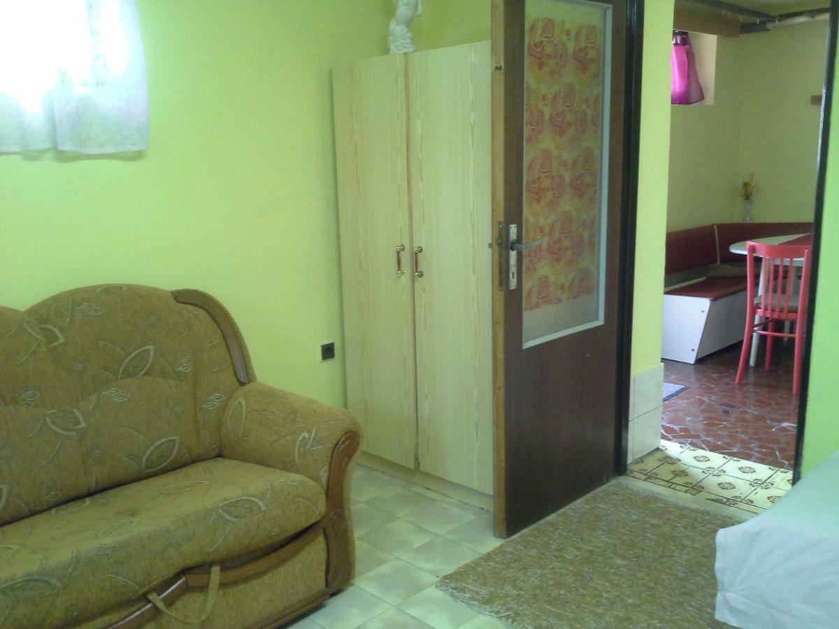 Utulny Privat Apartment Velky Meder Exterior photo